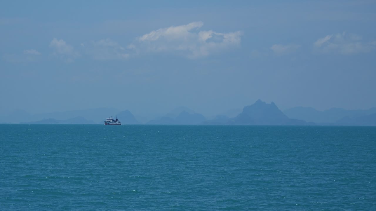 멀리에서 여객 페리와 함께 열린 바다를 가로질러 운전하는 보트