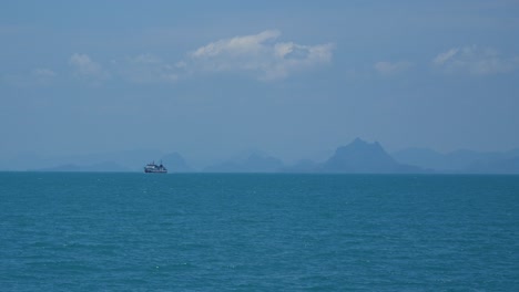 Barco-Conduciendo-Sobre-Mar-Abierto-Con-Ferry-De-Pasajeros-En-La-Distancia