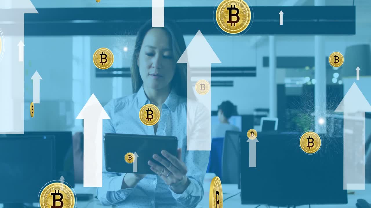 animación de bitcoins y flecha sobre mujer asiática usando tableta en la oficina