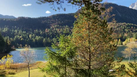 Panning-shot-of-Lauter-Lake-with-peaks-of-the-Karwendel-mountains-in-the-background,-very-close-to-the-bavarian-town-of-Mittenwald-in-Germany