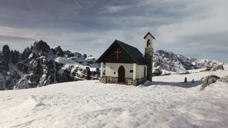 Kirchengebäude-Auf-Dem-Gipfel-Eines-Schneebedeckten-Berges-In-Abgelegener-Natur