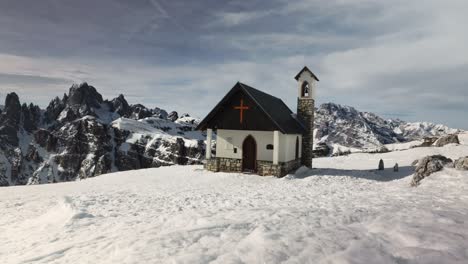 edificio de la iglesia en la cima de una montaña cubierta de nieve en la naturaleza remota