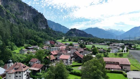 Vista-Aérea-Panorámica-De-Rothenbrunnen,-Suiza,-Con-Exuberante-Vegetación-Y-Edificios-Pintorescos.