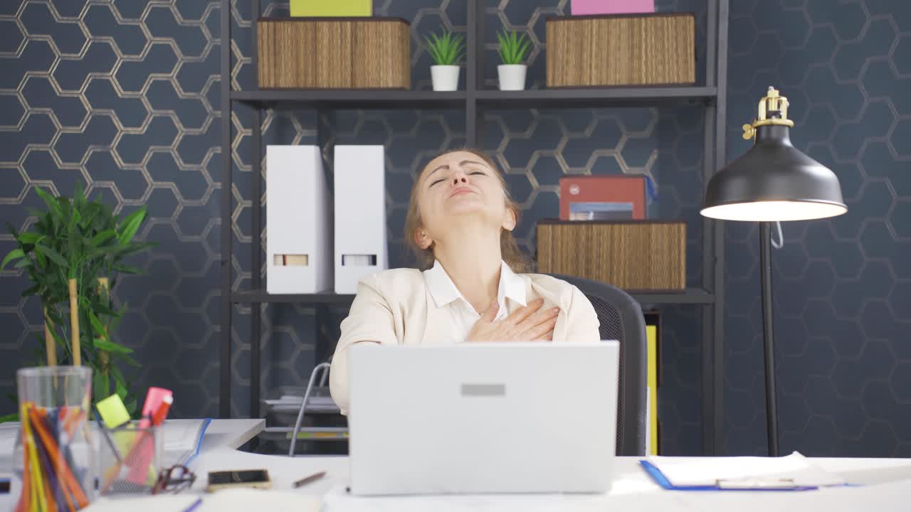 비즈니스 여자가 심장마비를  ⁇ 고 있습니다.