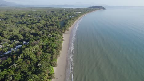 Olas-Salpicando-La-Orilla-Arenosa-De-La-Playa-De-Cuatro-Millas-En-Port-Douglas,-Queensland,-Australia---Toma-Aérea-De-Drones