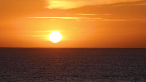 Orangefarbener-Sonnenuntergang-Mit-Segelboot-Auf-Dem-Ozean