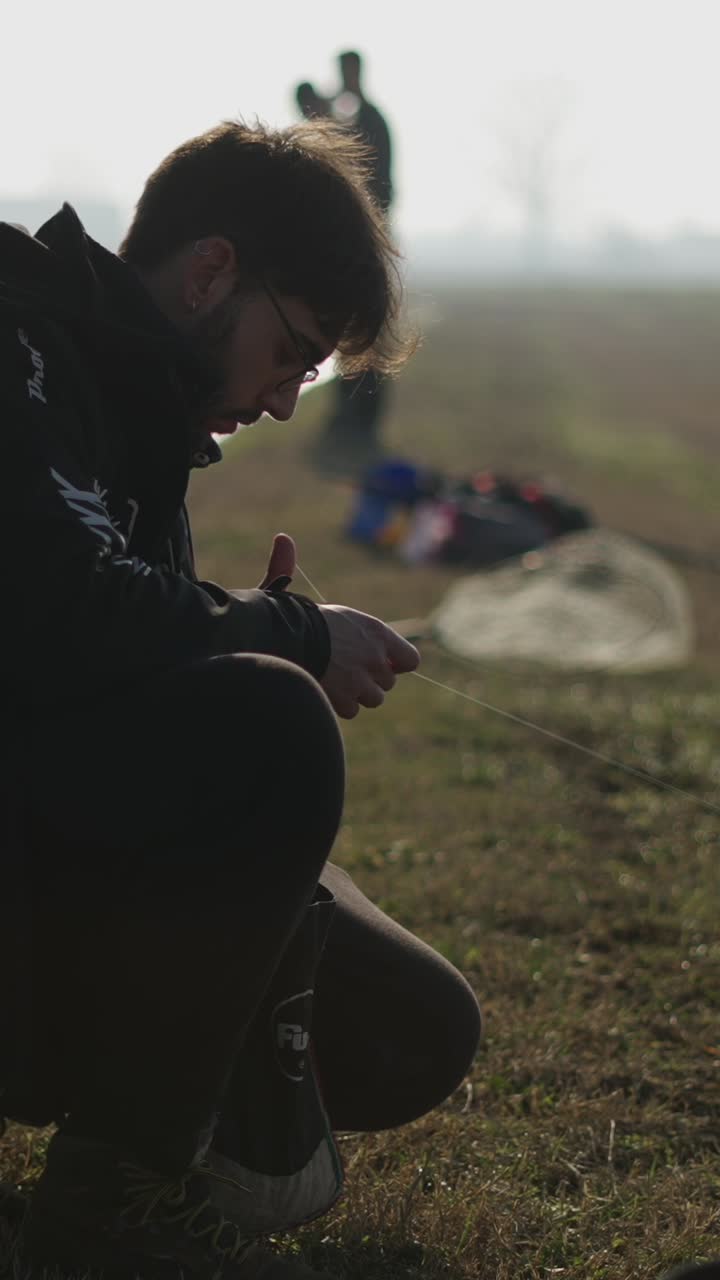Un uomo è accovacciato all'aperto