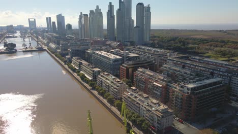 vista aérea de los edificios de puerto madero que revelan una reserva ecológica detrás