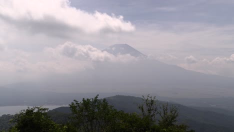 lapso de tiempo de nubes rodantes mirando hacia el monte fuji y el lago yamanaka en un día brillante y soleado