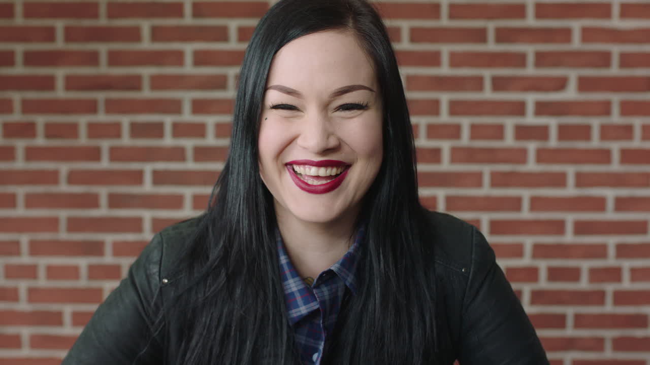 retrato alegre y feliz de una joven independiente riendo optimista