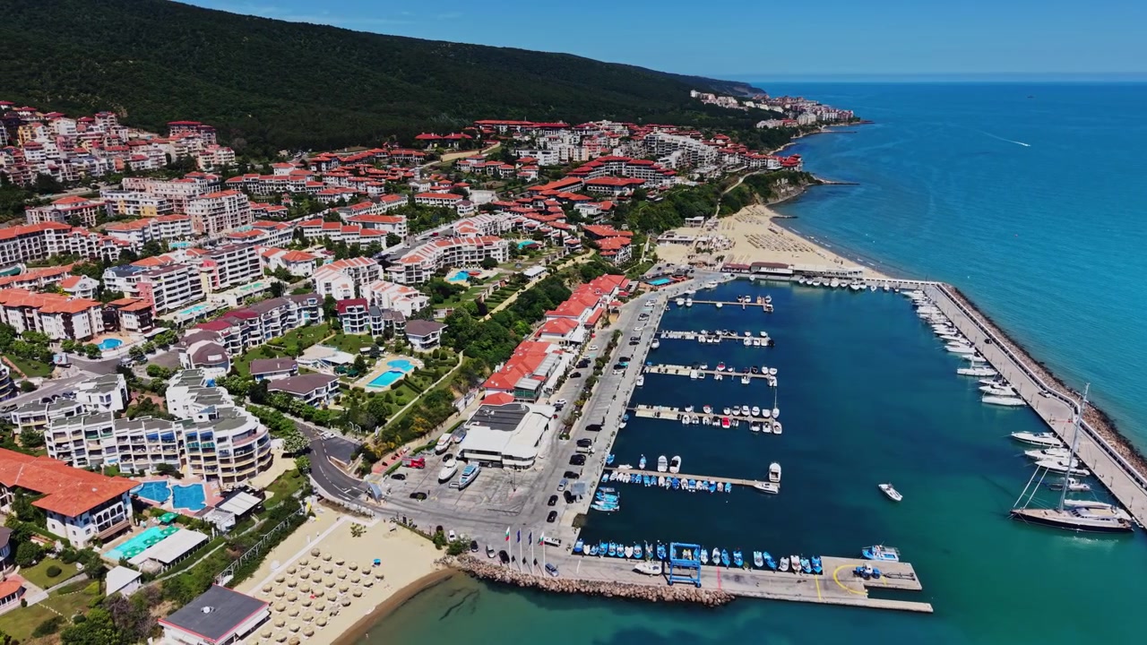 Kalabalık bir sahil kasabasında marina ve plajın kıyı manzarası