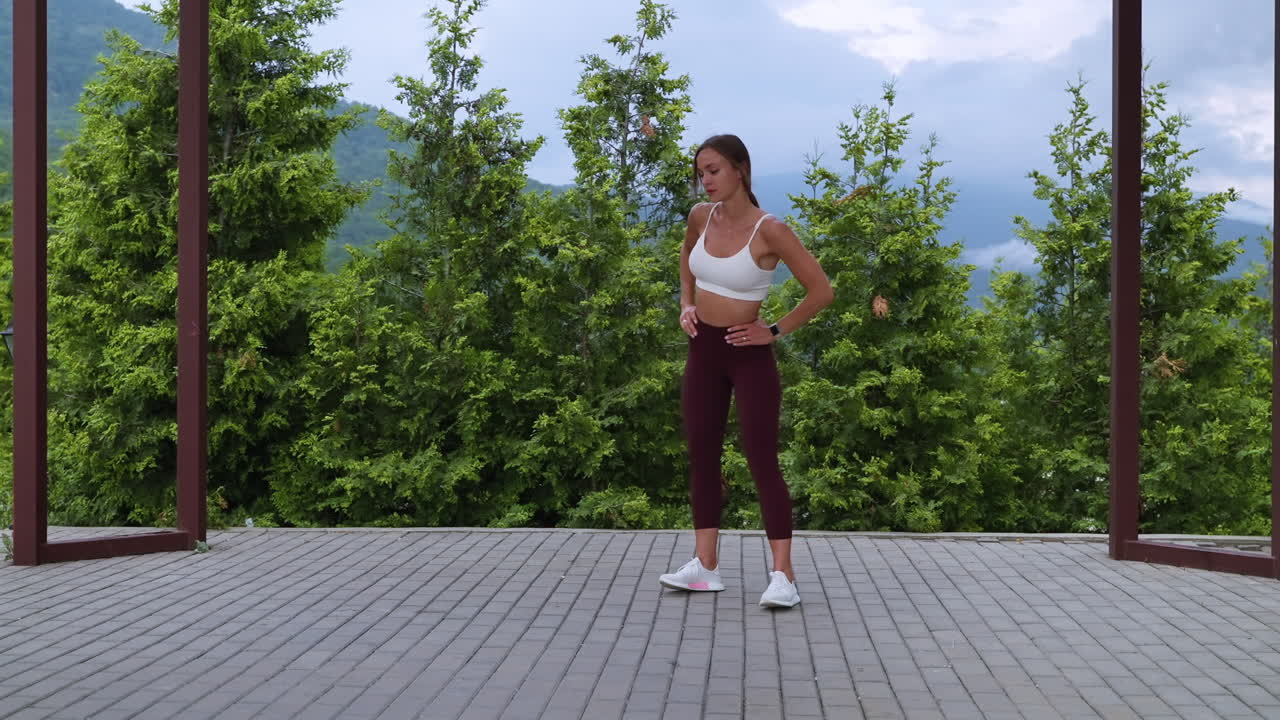mujer haciendo ejercicio al aire libre en un entorno montañoso