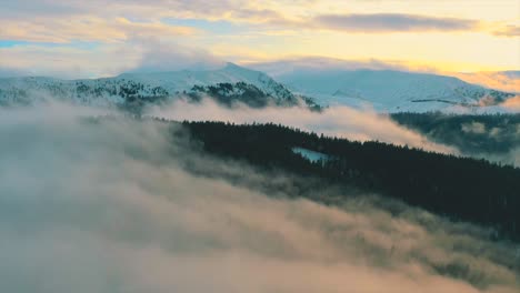 Hiperlapso-De-Mar-De-Nubes-En-Las-Montañas-De-Los-Cárpatos