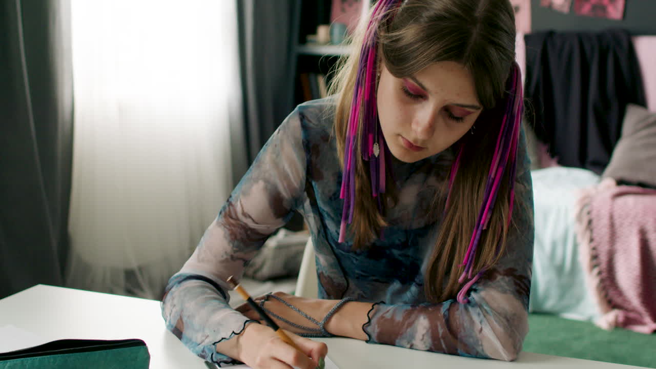 chica en el dormitorio