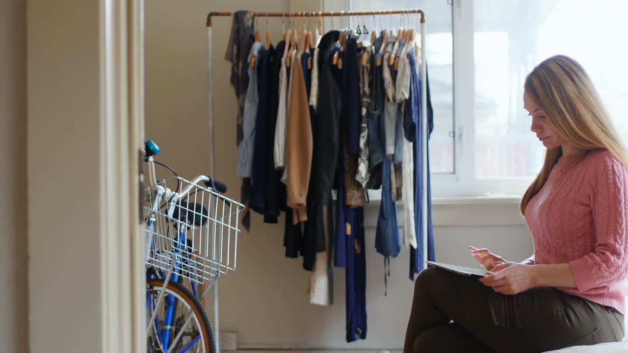 침실 4k에서 디지털 태블릿을 사용하는 여성