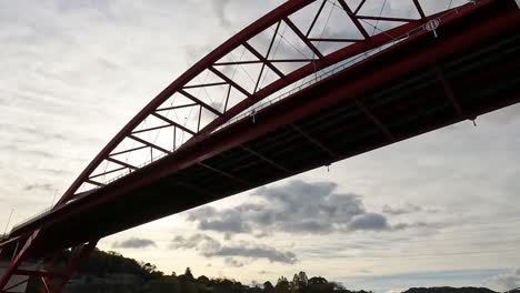 Blick-Von-Einer-Fähre,-Die-Unter-Der-Berühmten-Ondo-Brücke-In-Kure,-Japan,-Hindurchfährt