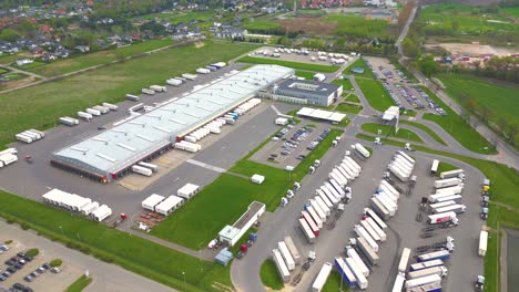 tomada aérea de un almacén industrial