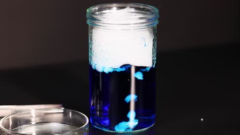 el hielo seco reacciona con el agua, creando humo.
