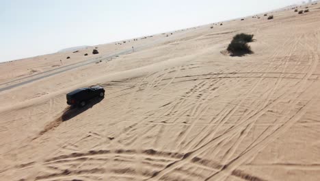 Clip-De-Drone-Fpv-En-Cámara-Lenta-De-Un-Coche-Todoterreno-En-El-Desierto