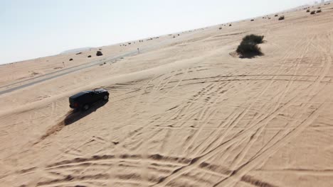 clip de drone fpv en cámara lenta de un coche todoterreno en el desierto