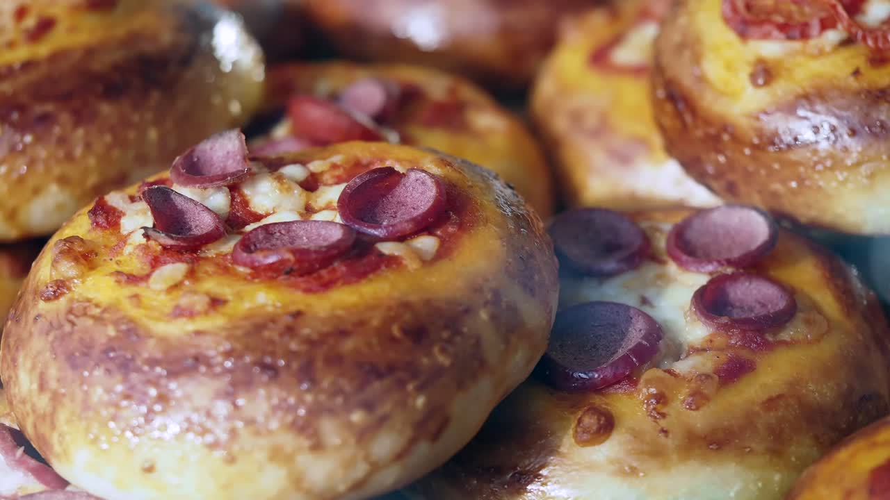 Piccoli rotoli di pizza con salsiccia e formaggio