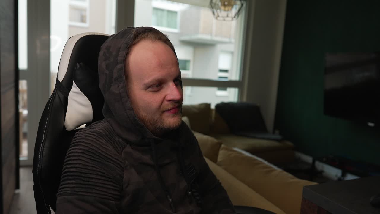 스트리밍 - 남자가 카메라에 말을 걸고, 돌아서서 미소 짓고, 콘텐츠 제작자, 미디엄 샷