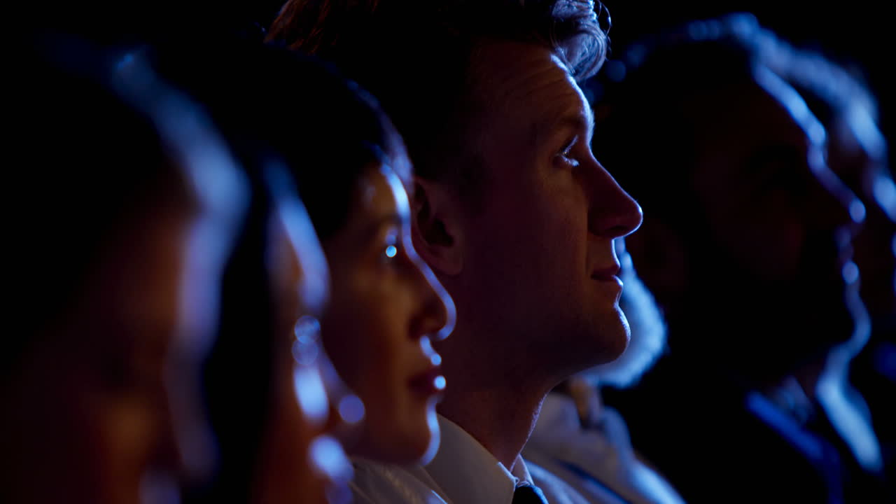 joven empresario caucásico asistiendo a un seminario de negocios en el auditorio 4k