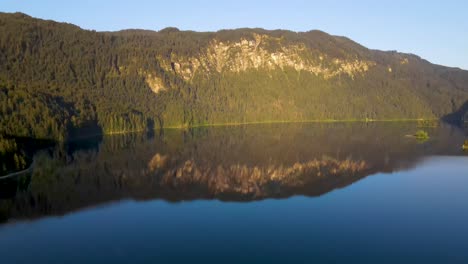 Paisaje-Escénico-De-Verano-En-El-Lago-Eibsee.-Alta-Baviera,-Alemania