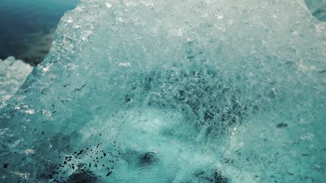 hielo cu en una playa de arena negra