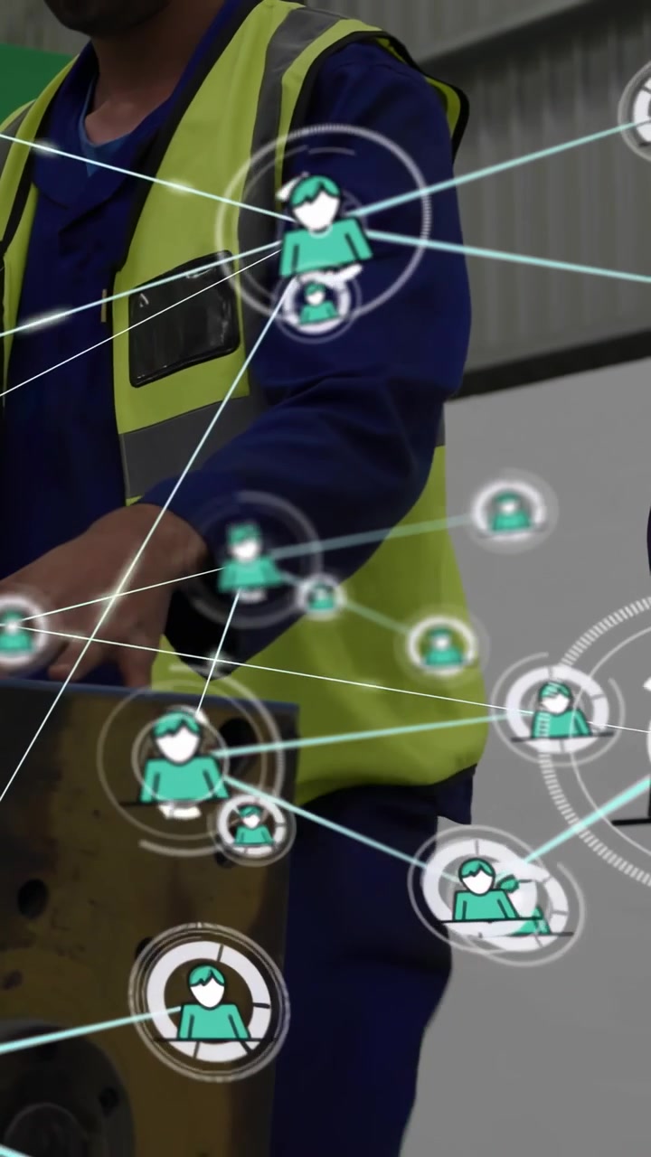 Operaio industriale che stabilizza una cassa di metallo e poi tiene uno scanner, con icone utente AR che si espandono sul gilet.