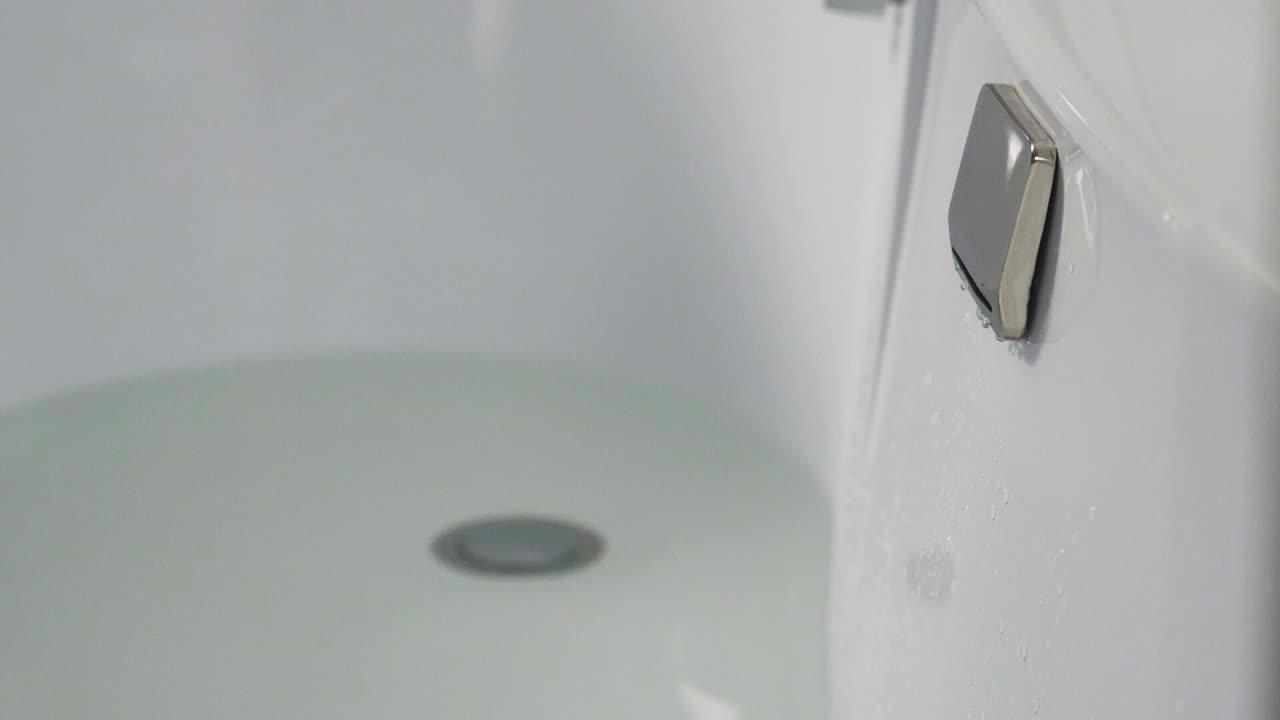 욕조 프 에서 흐르는 물