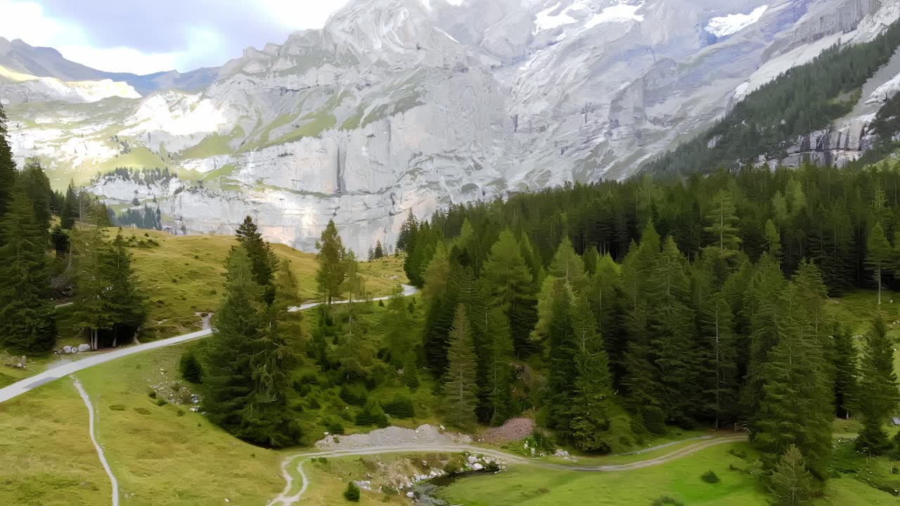 съемка с дрона озера в центре альп, швейцария