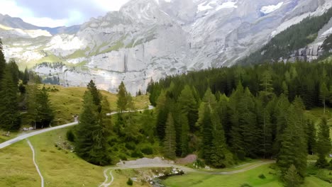 tiro de drone de un lago en medio de los alpes, suiza