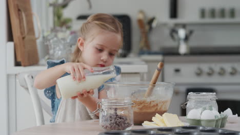 Süßes-Kleines-Mädchen-Beim-Backen,-Mischen-Von-Zutaten-In-Einer-Schüssel,-Vorbereiten-Eines-Rezepts-Für-Hausgemachte-Cupcakes,-Spaß-Beim-Zubereiten-Köstlicher-Leckereien-In-Der-Küche-4k