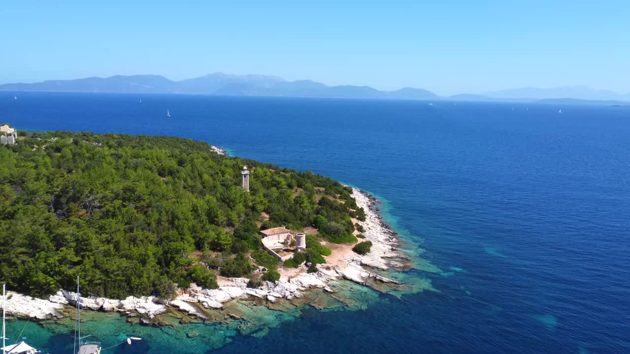 Panoramica costa con faro