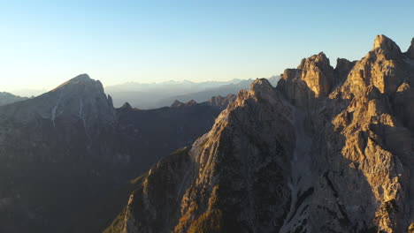 Tiro-De-Drone-De-Tre-Cime-Di-Lavaredo-Una-Cadena-Montañosa-En-Italia,-Girando-Lentamente-Con-La-Puesta-De-Sol