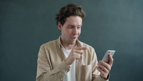 man surprised by smartphone