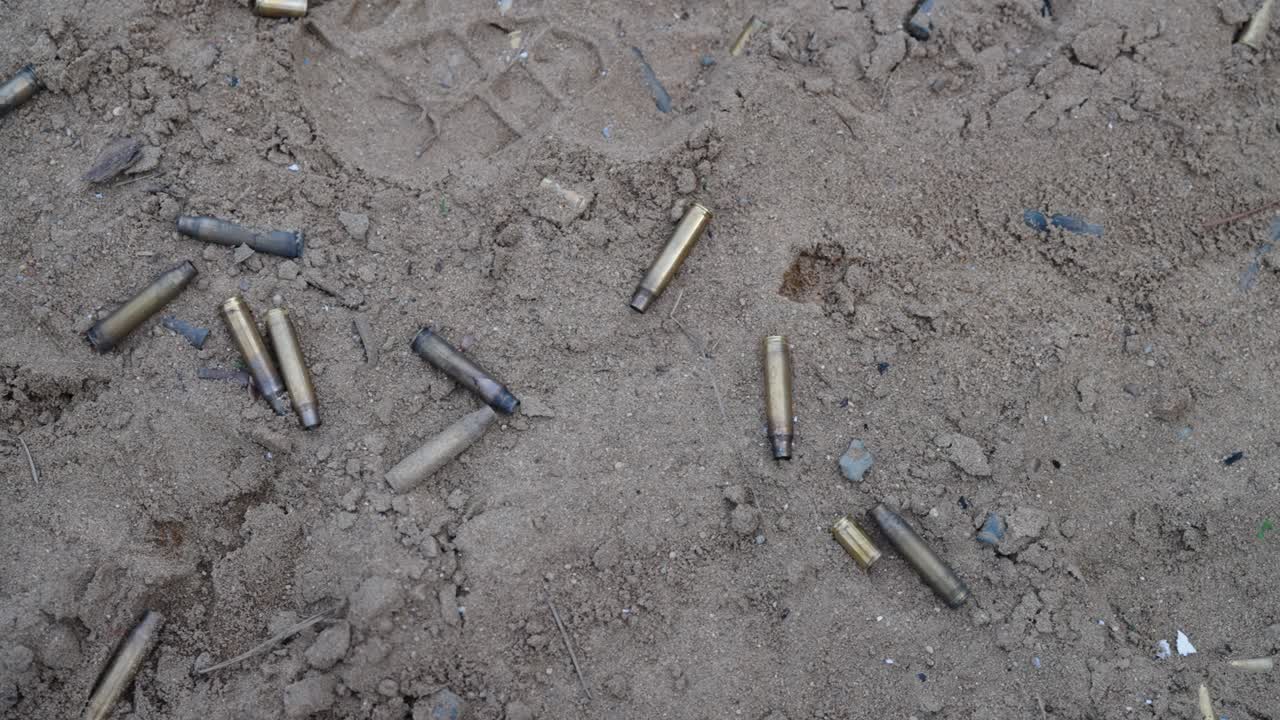 cartucho vacío sin un proyectil o blanco en el suelo, olesko, chequia