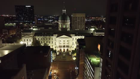 Capitolio-Del-Estado-De-Indiana-En-La-Noche-Bajando-Hacia-La-Calle