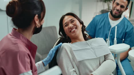 un dentista y un paciente sonriendo y charlando