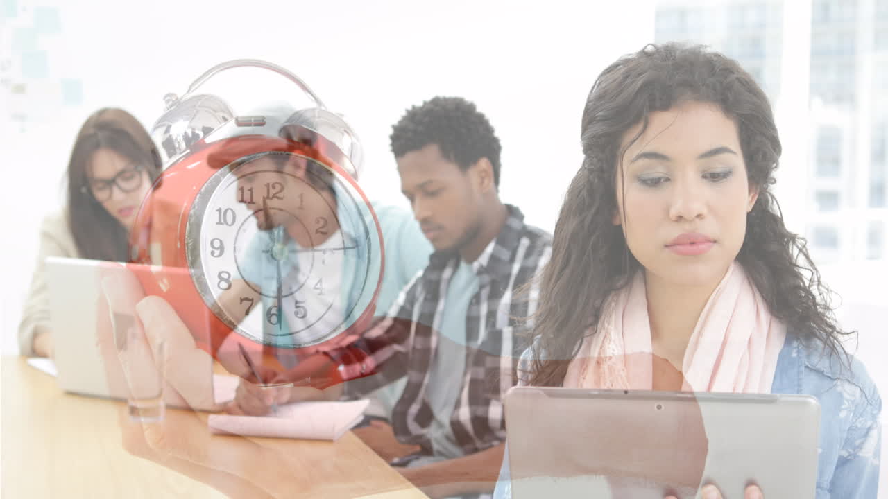 animación del reloj sobre diversas personas de negocios que usan computadora portátil