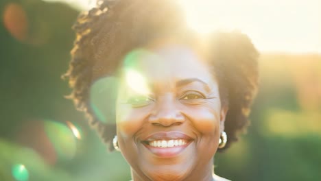 retrato de una mujer afroamericana sonriente al aire libre