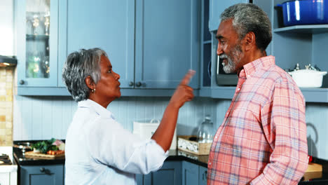 Pareja-Mayor-Peleando-Entre-Sí-En-La-Cocina