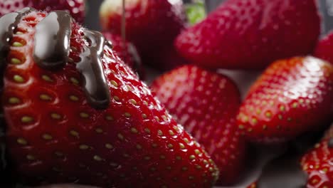 video macro de fresa jugosa cubierta con chocolate líquido