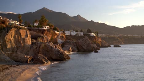 Schöner-Goldener-Sonnenaufgang-Am-Strand-Mit-Teuren-Villen