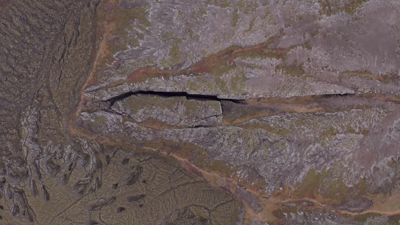 antena de arriba hacia abajo de la famosa crevasse lambafell en el paisaje abstracto de islandia