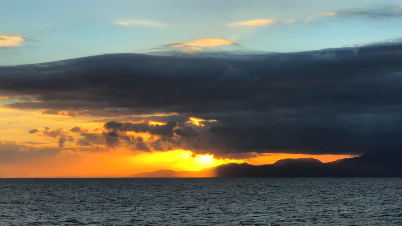 발리 인도네시아에서 일몰 동안 바다 위에 특이한 구름
