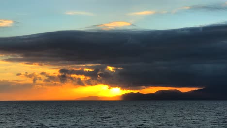 nubes inusuales sobre el mar durante la puesta de sol en bali indonesia