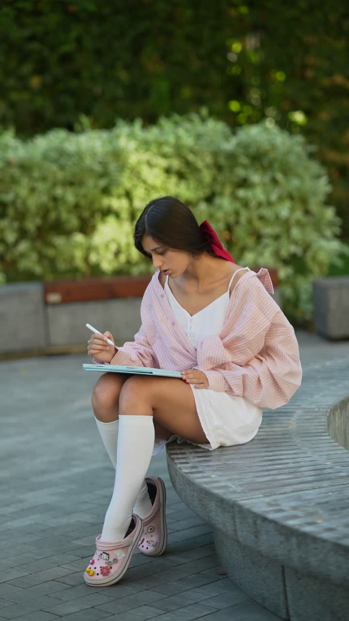 Ragazza adolescente che disegna all'aperto