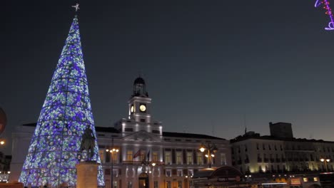 Christmas-tree-and-decorations-in-Puerta-del-Sol,-Madrid-by-night